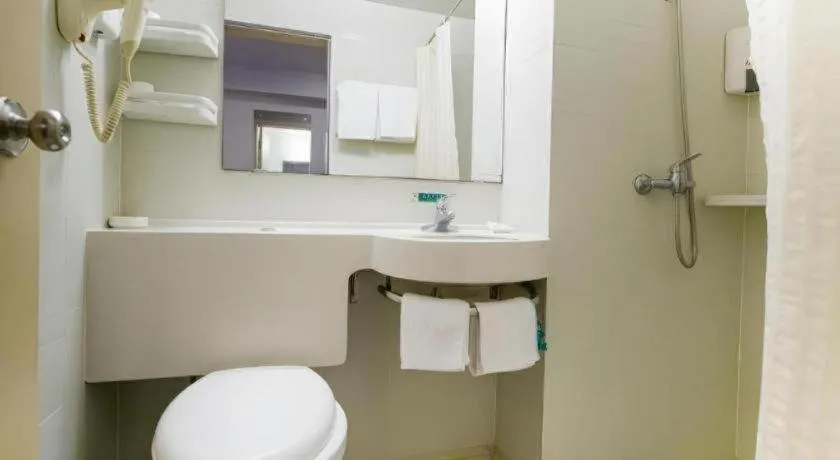 Jinjiang Inn Weihai Liugong Island Scenic Spot Shopping Market