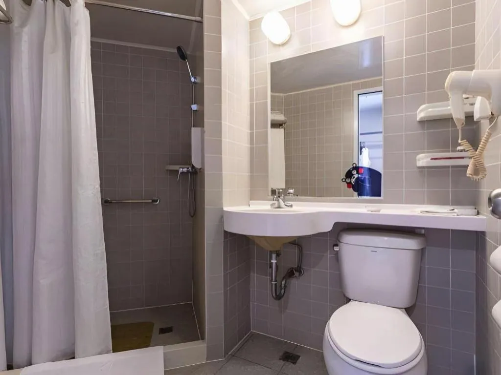 Jinjiang Inn Weihai Liugong Island Scenic Spot Shopping Market