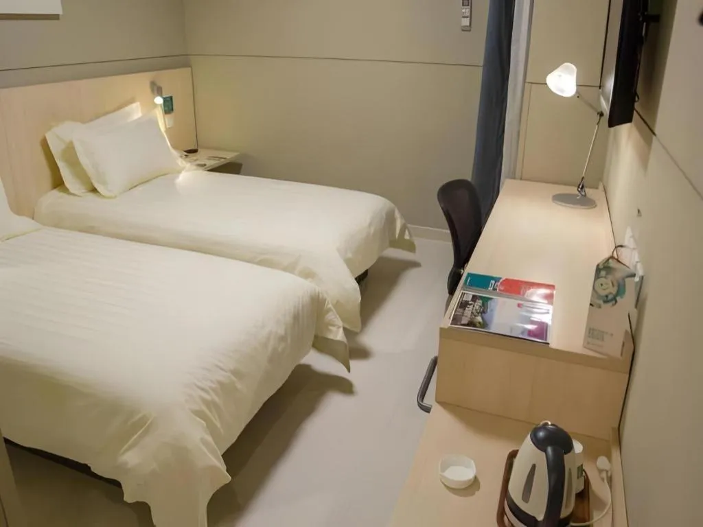 Bed in Jinjiang Inn Caoan Road