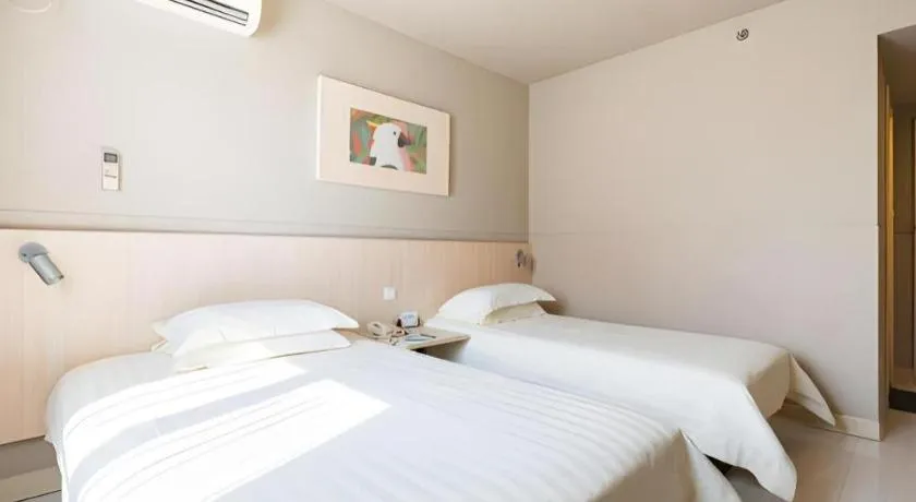 Bed in Jinjiang Inn Caoan Road