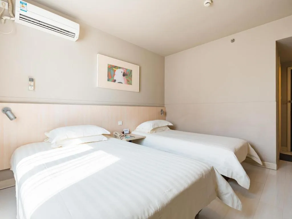 Bed in Jinjiang Inn Caoan Road