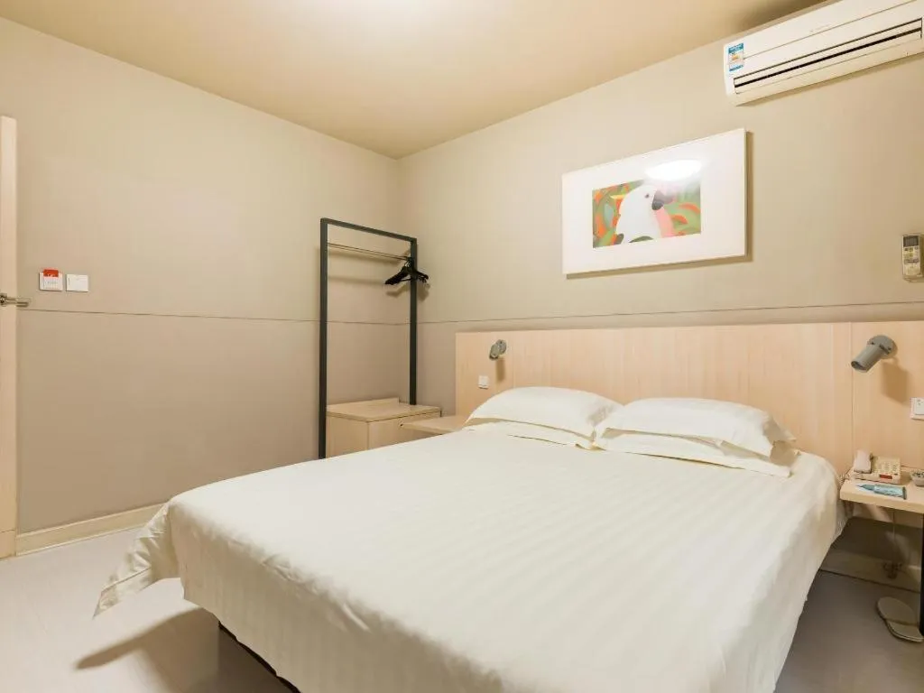 Bed in Jinjiang Inn Caoan Road