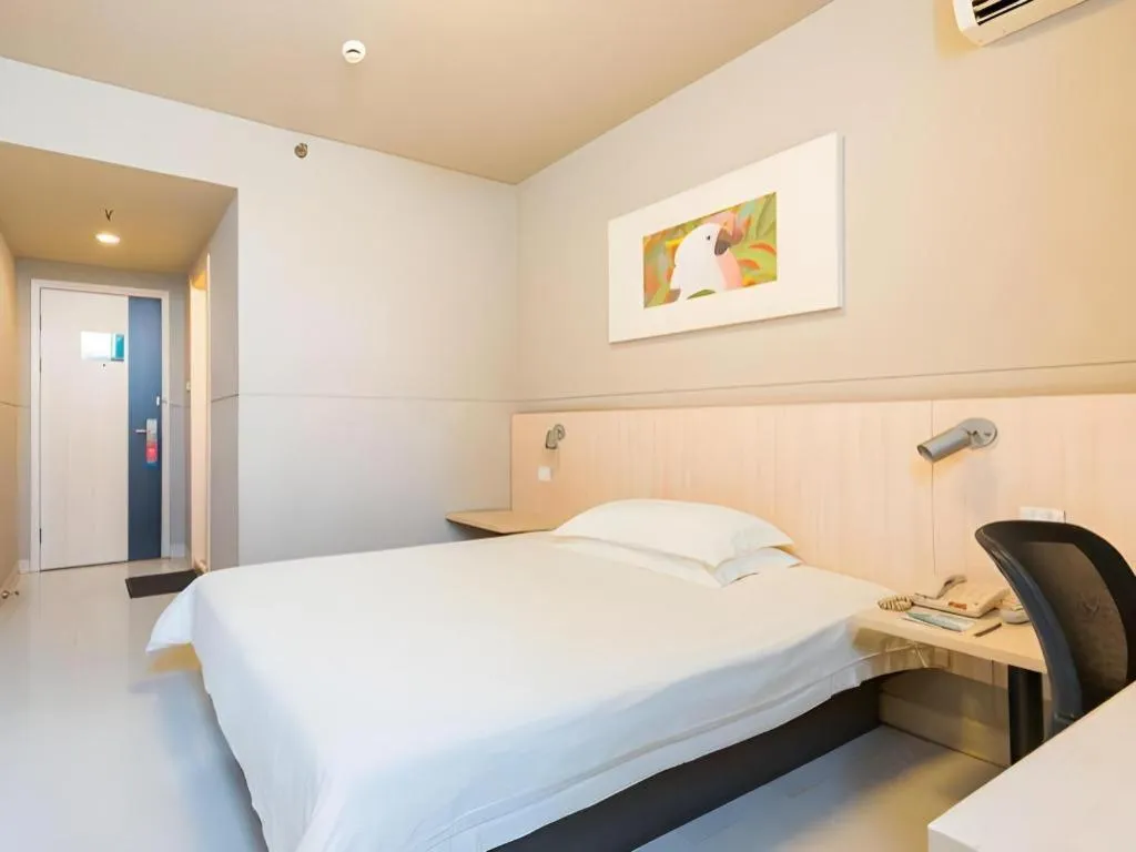 Bed in Jinjiang Inn Caoan Road