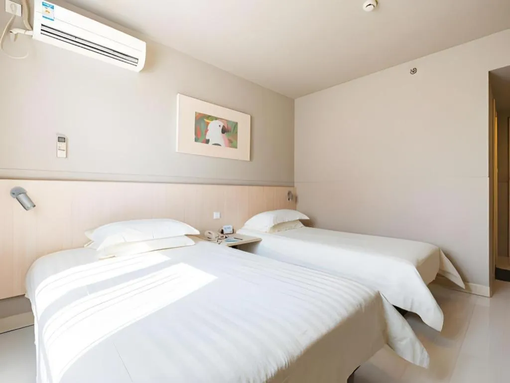 Bed in Jinjiang Inn Caoan Road