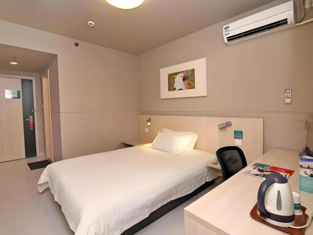 Bed in Jinjiang Inn Caoan Road