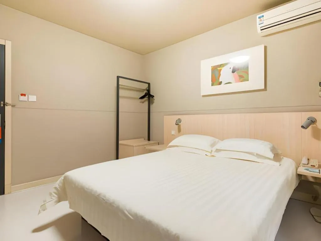 Bed in Jinjiang Inn Caoan Road