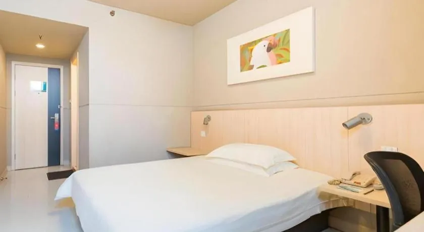 Bed in Jinjiang Inn Caoan Road