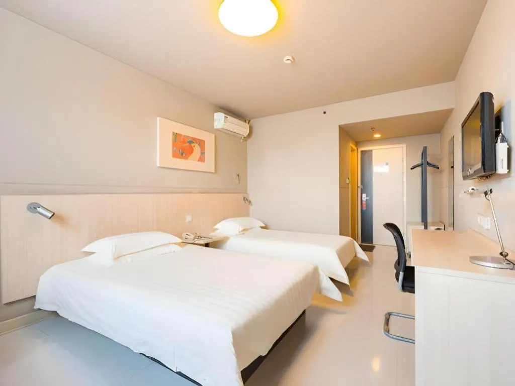 Bed in Jinjiang Inn Caoan Road