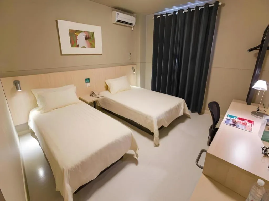 Bed in Jinjiang Inn Caoan Road