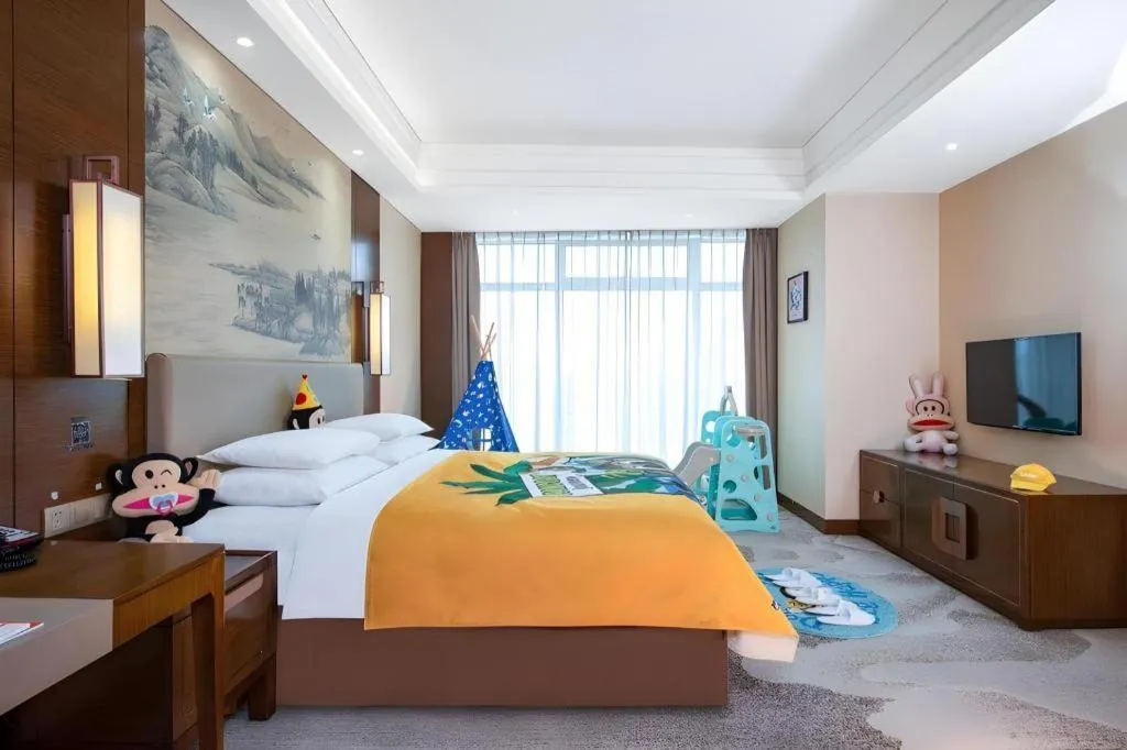Bed in New Century Grand Hotel Hangzhou Fuyang Dongfangmao