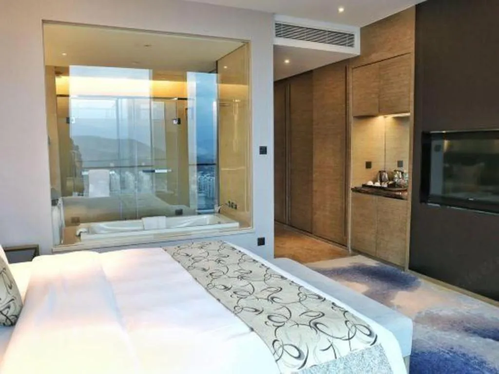 Bed in LONGYAN JINGHUA FLIPORT HOTEL