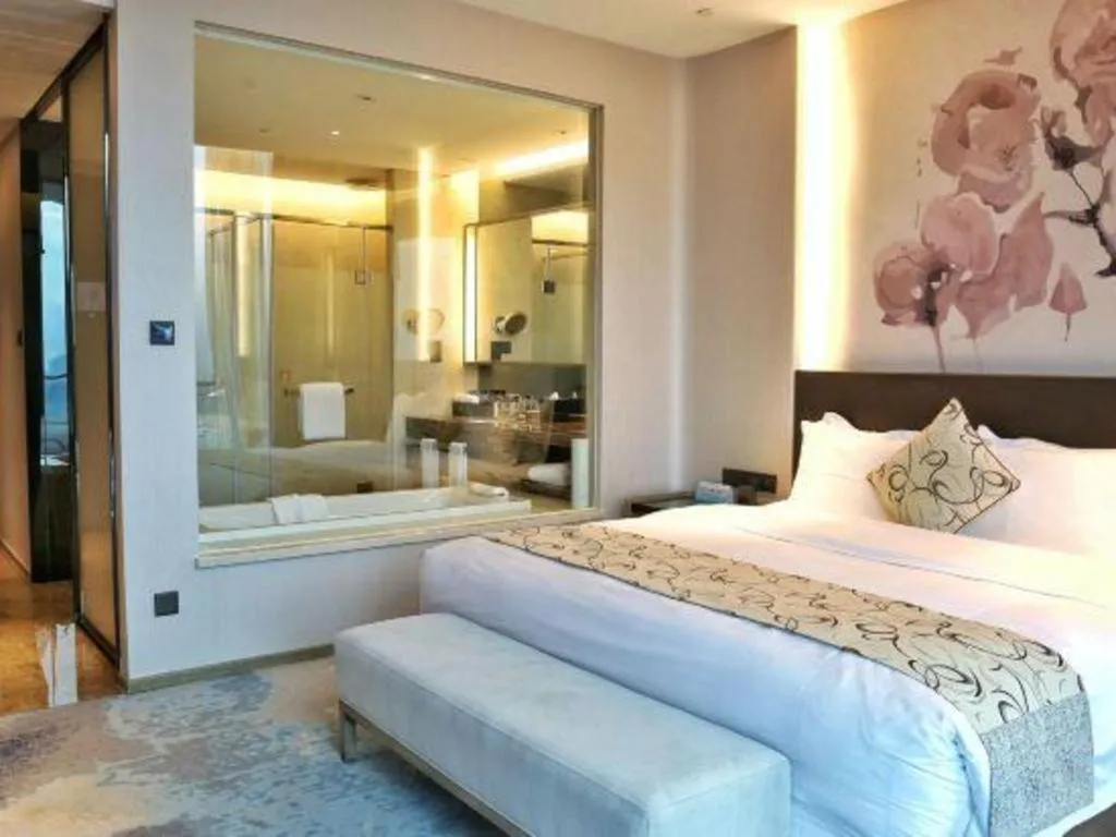 Bed in LONGYAN JINGHUA FLIPORT HOTEL