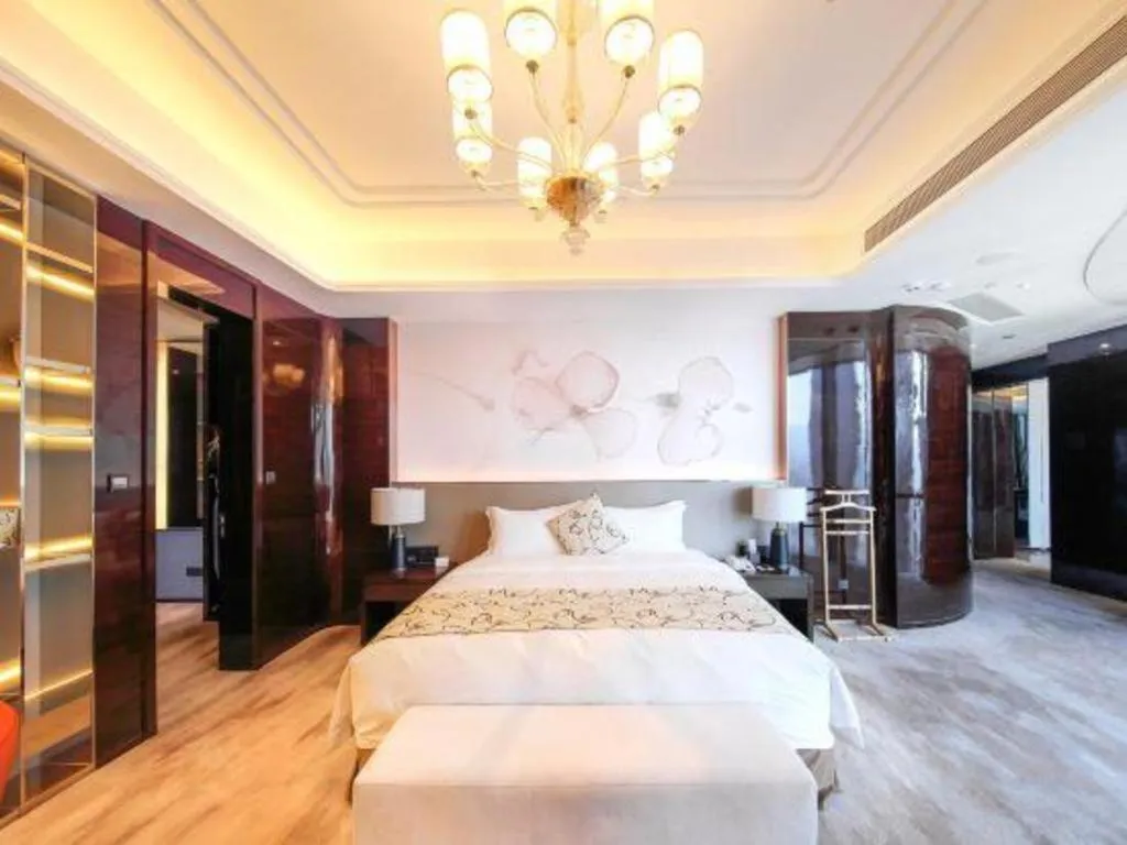 Bed in LONGYAN JINGHUA FLIPORT HOTEL