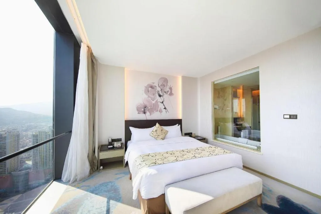 Bed in LONGYAN JINGHUA FLIPORT HOTEL