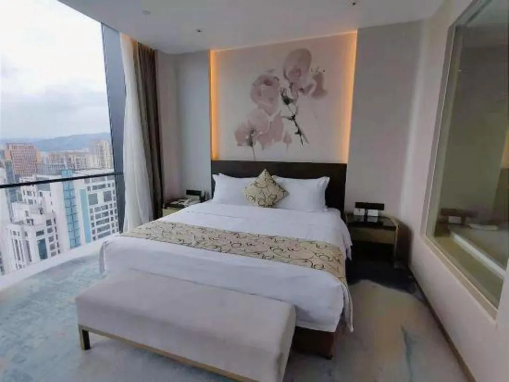 Bed in LONGYAN JINGHUA FLIPORT HOTEL