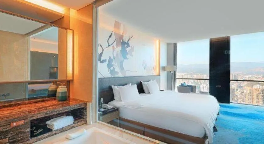 Bed in LONGYAN JINGHUA FLIPORT HOTEL