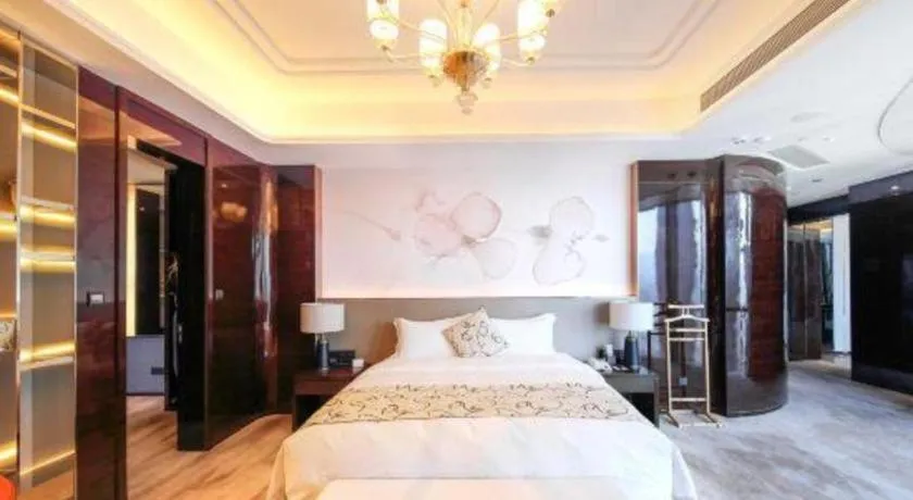 Bed in LONGYAN JINGHUA FLIPORT HOTEL