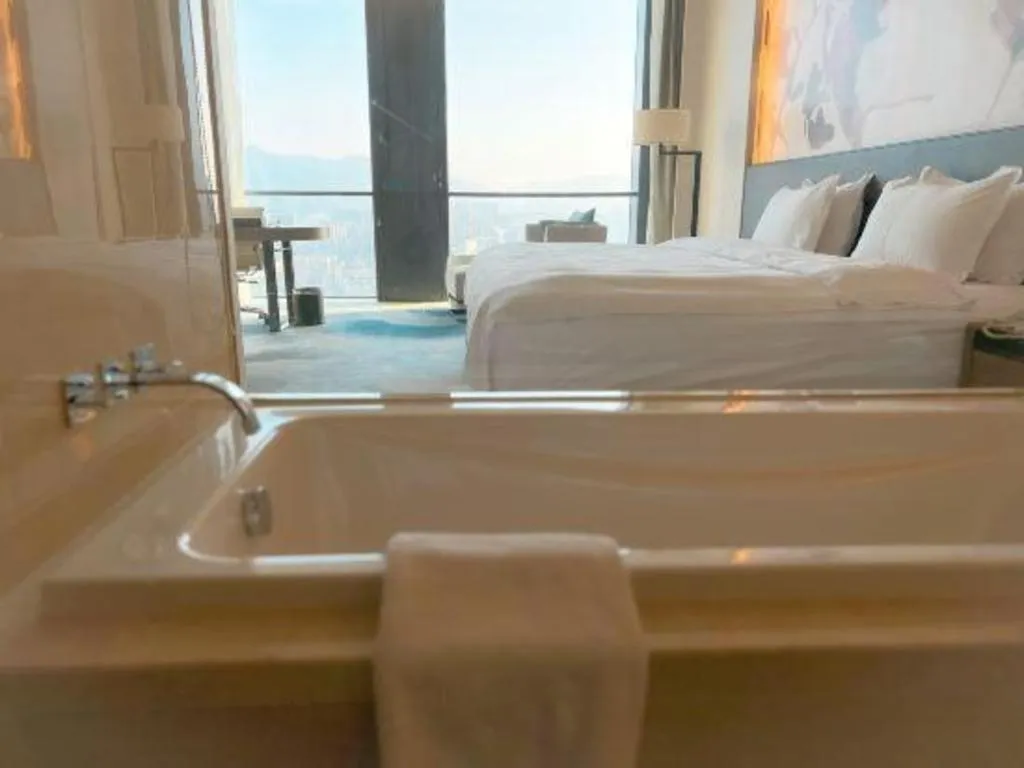 Bed in LONGYAN JINGHUA FLIPORT HOTEL