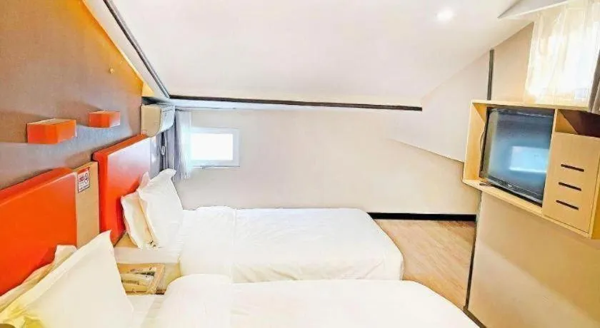 Bed in 7Days Premium Beijing Xidan Lingjing Hutong Metro Station Branch