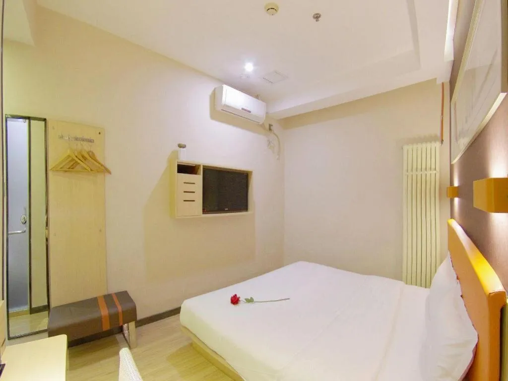 Bed in 7Days Premium Beijing Xidan Lingjing Hutong Metro Station Branch