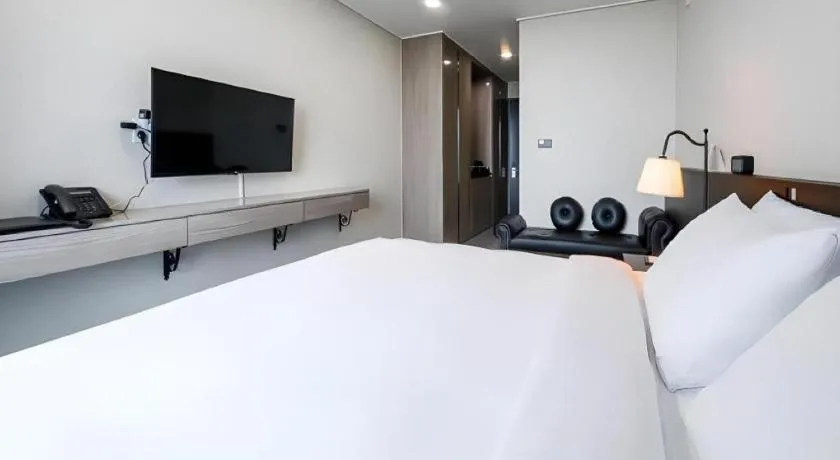 Bed in Riviera Incheon Airport Hotel