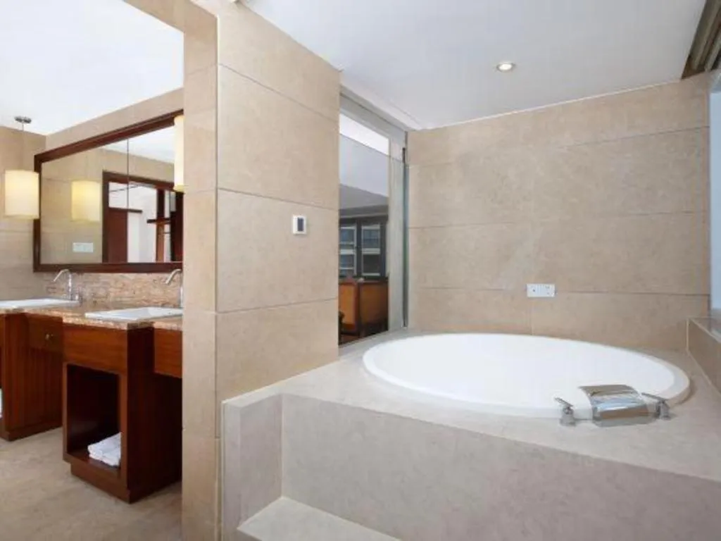 Ramada Encore by Wyndham Qionghai Downtown