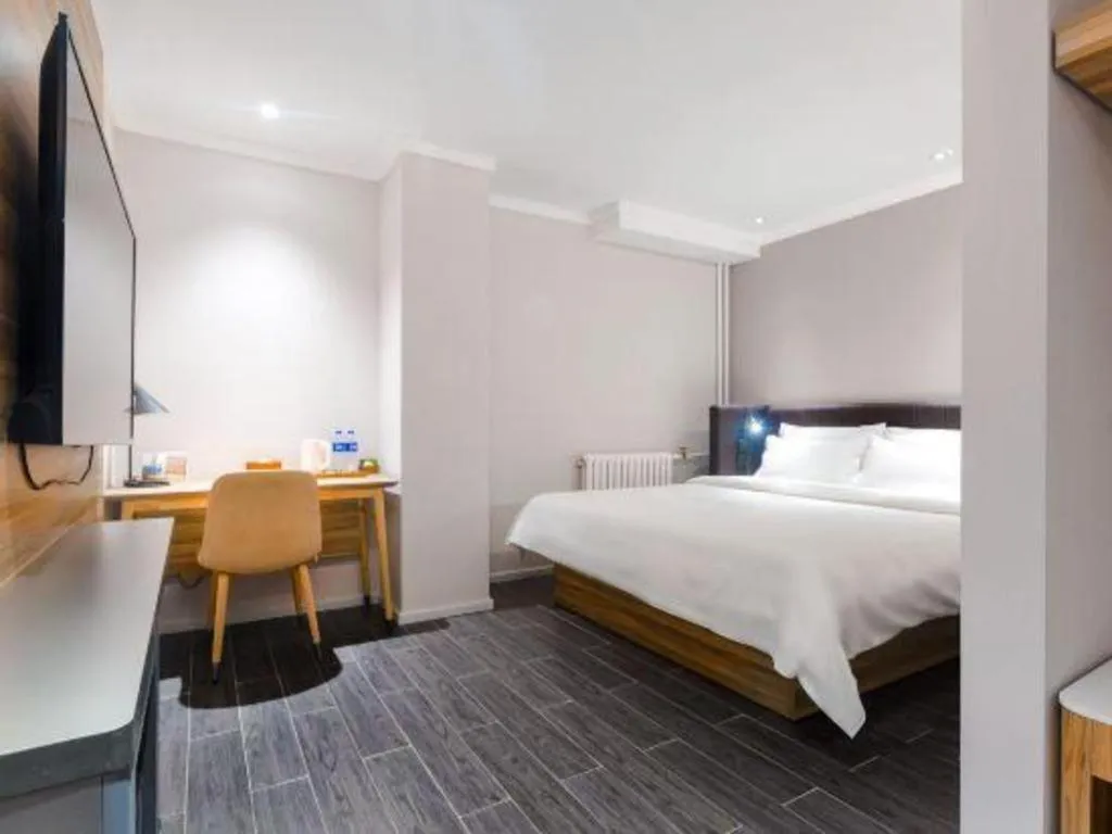 Bed in Hanting Premium Hotel Beijing Wudaokou East Gate of Tsinghua