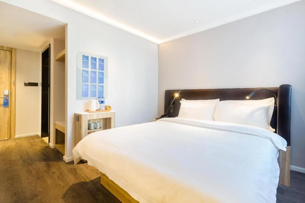 Bed in Hanting Premium Hotel Beijing Wudaokou East Gate of Tsinghua