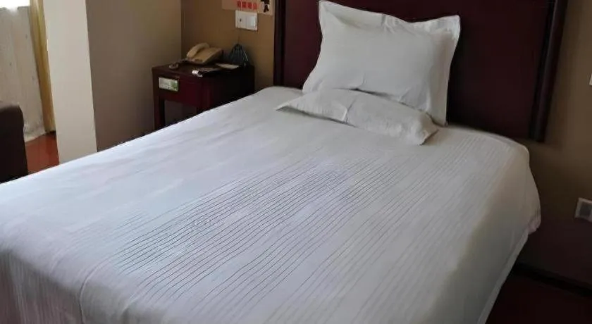 Bed in GreenTree Inn Jinan Quancheng Hotel