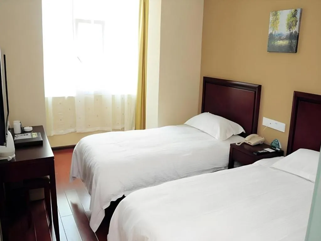 Bed in GreenTree Inn Jinan Quancheng Hotel