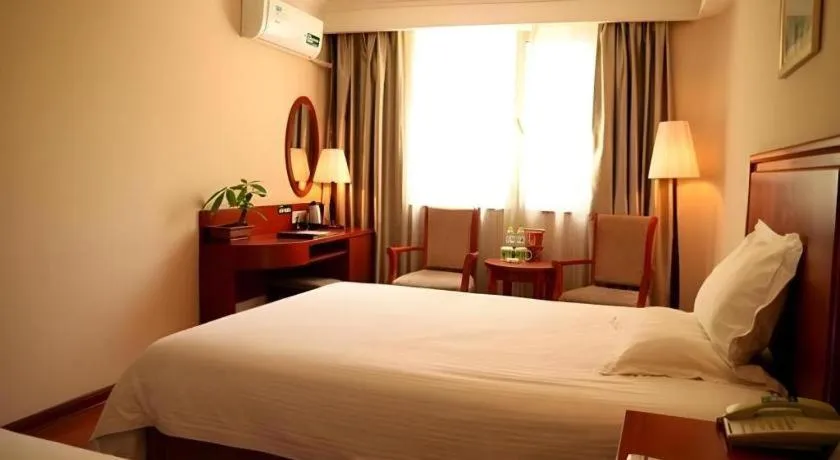 Bed in GreenTree Inn Jinan Quancheng Hotel