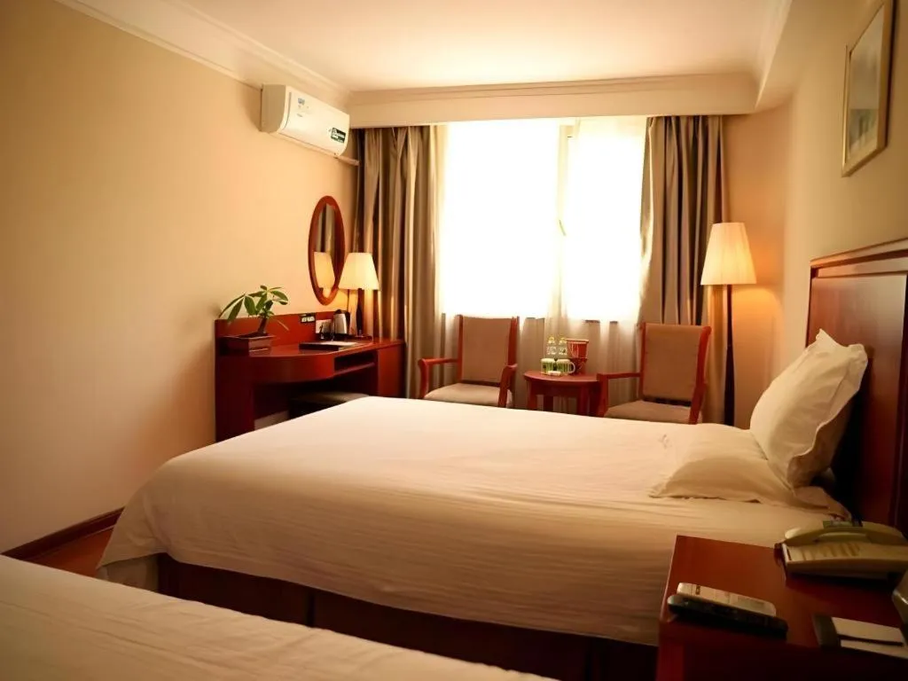 Bed in GreenTree Inn Jinan Quancheng Hotel