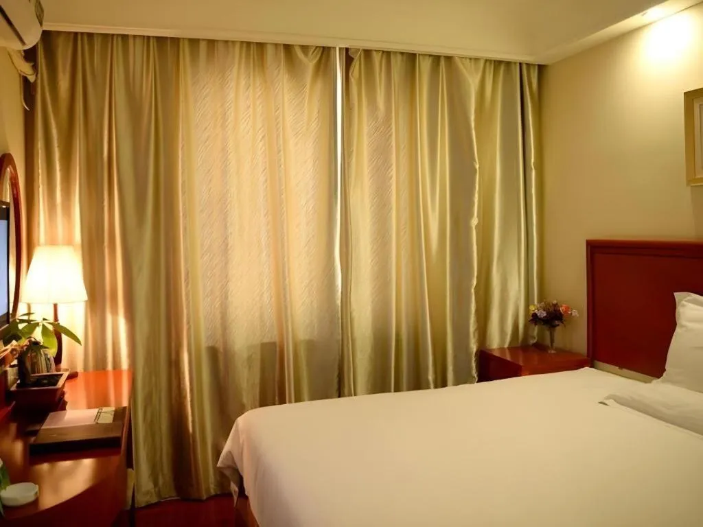 Bed in GreenTree Inn Jinan Quancheng Hotel