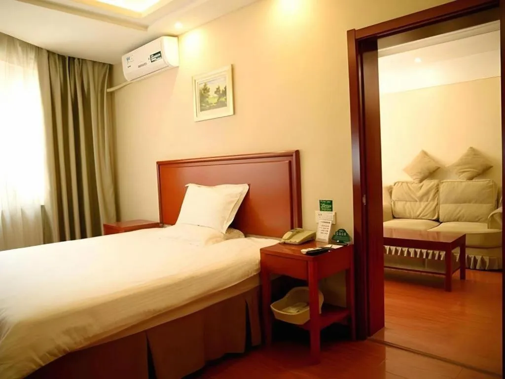 Bed in GreenTree Inn Jinan Quancheng Hotel
