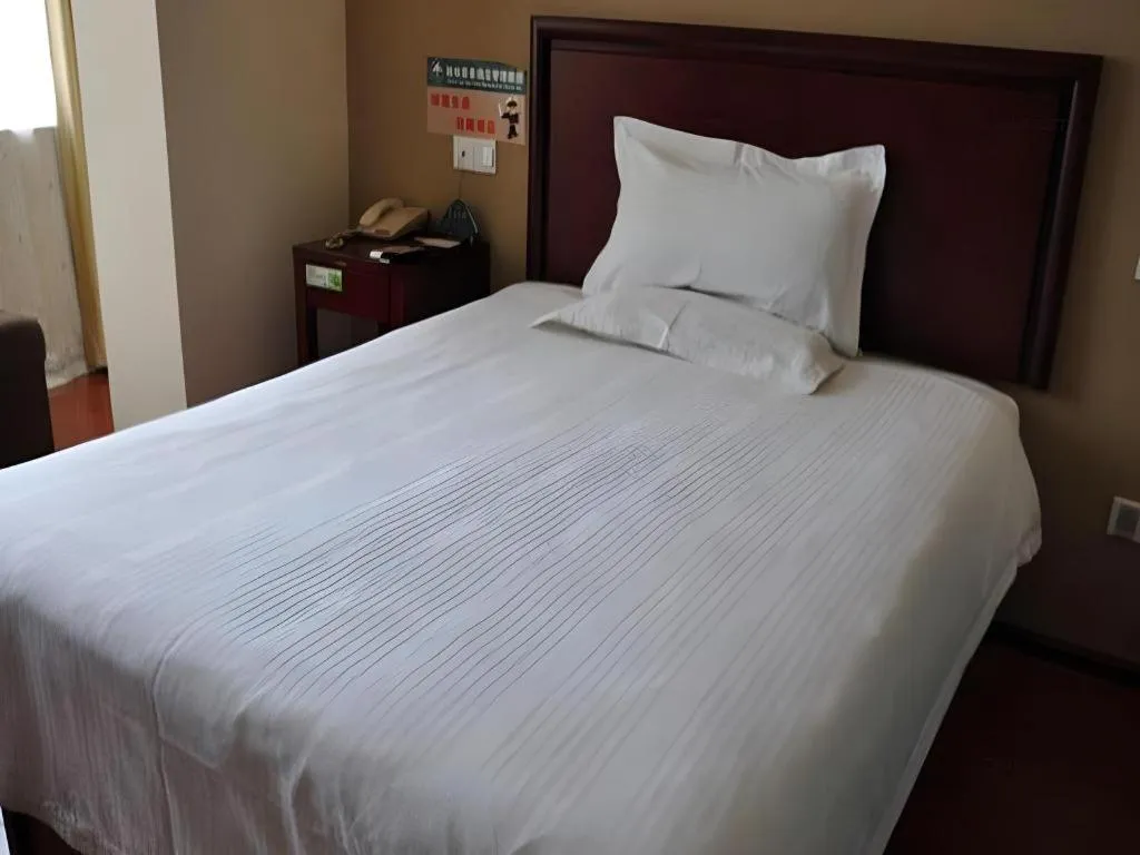 Bed in GreenTree Inn Jinan Quancheng Hotel
