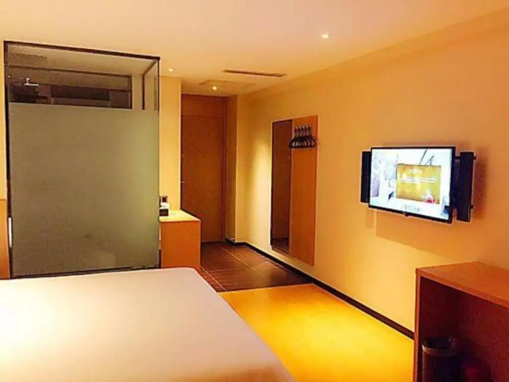 Bed in IU Hotel Tianjin Tianta Scenic Spot Wujiayao Metro Station