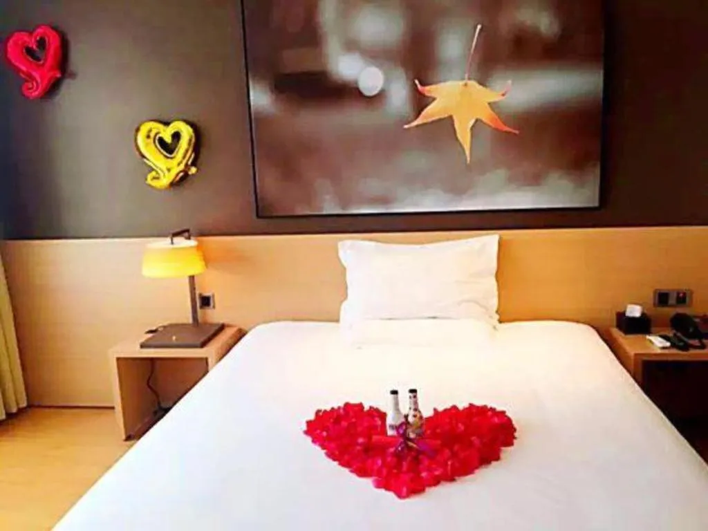 Bed in IU Hotel Tianjin Tianta Scenic Spot Wujiayao Metro Station