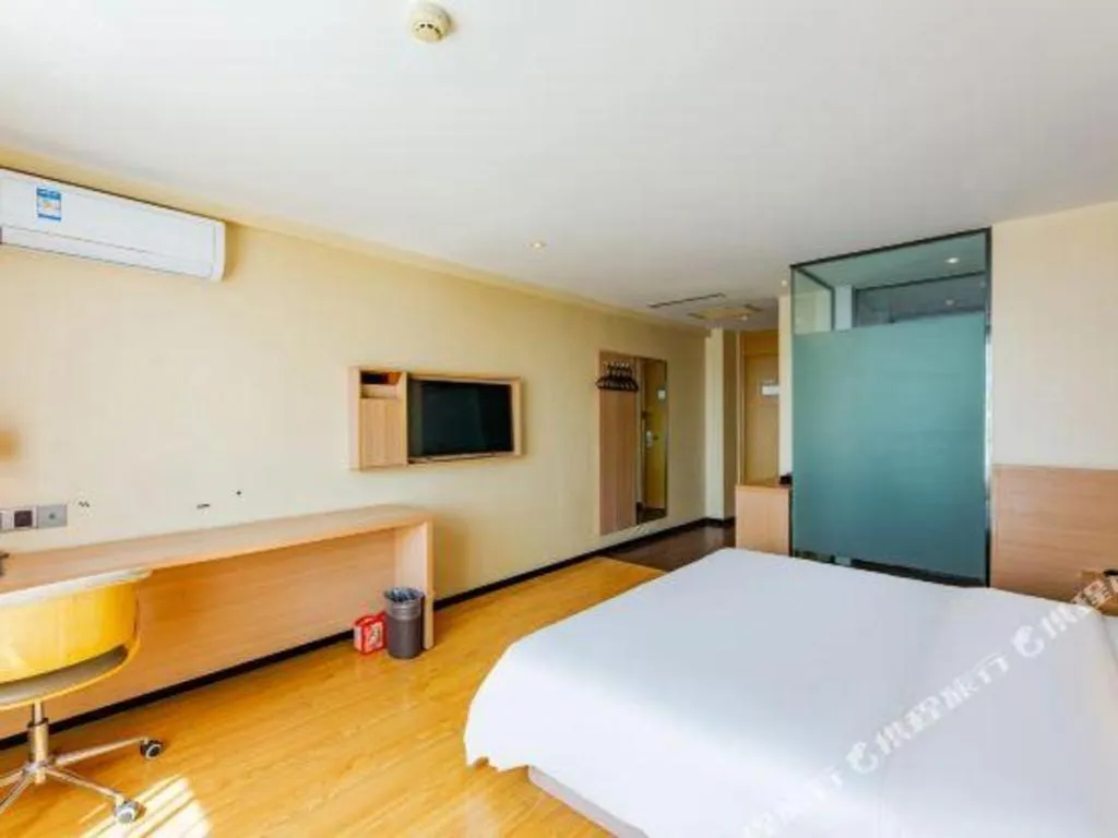 Bed in IU Hotel Tianjin Tianta Scenic Spot Wujiayao Metro Station