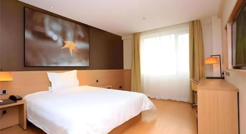 Bed in IU Hotel Tianjin Tianta Scenic Spot Wujiayao Metro Station