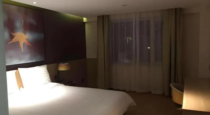 Bed in IU Hotel Tianjin Tianta Scenic Spot Wujiayao Metro Station