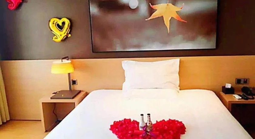 Bed in IU Hotel Tianjin Tianta Scenic Spot Wujiayao Metro Station