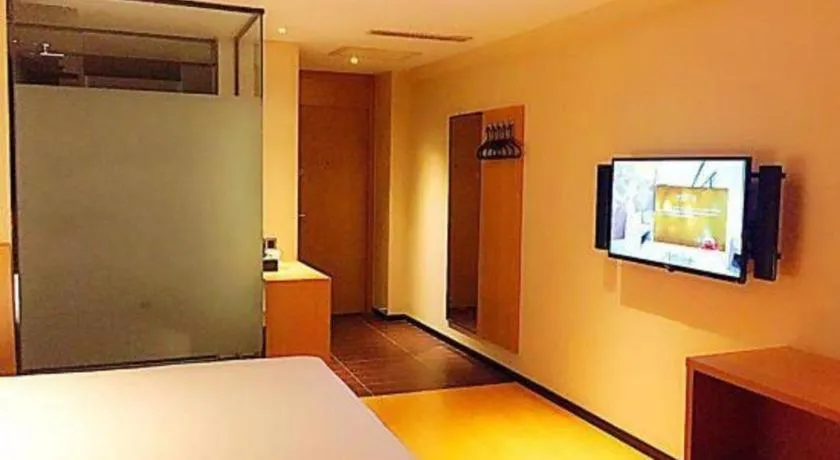 Bed in IU Hotel Tianjin Tianta Scenic Spot Wujiayao Metro Station