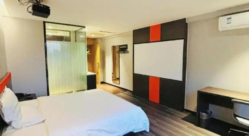 Bed in IU Hotel Tianjin Tianta Scenic Spot Wujiayao Metro Station