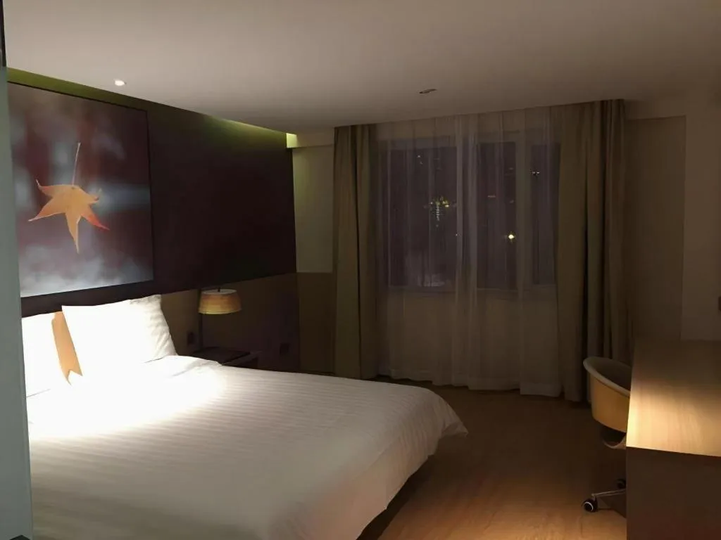 Bed in IU Hotel Tianjin Tianta Scenic Spot Wujiayao Metro Station