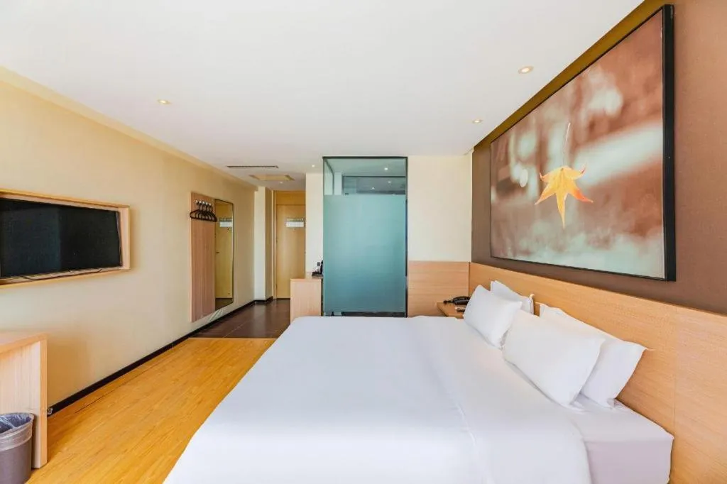 Bed in IU Hotel Tianjin Tianta Scenic Spot Wujiayao Metro Station