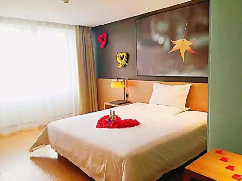 Bed in IU Hotel Tianjin Tianta Scenic Spot Wujiayao Metro Station