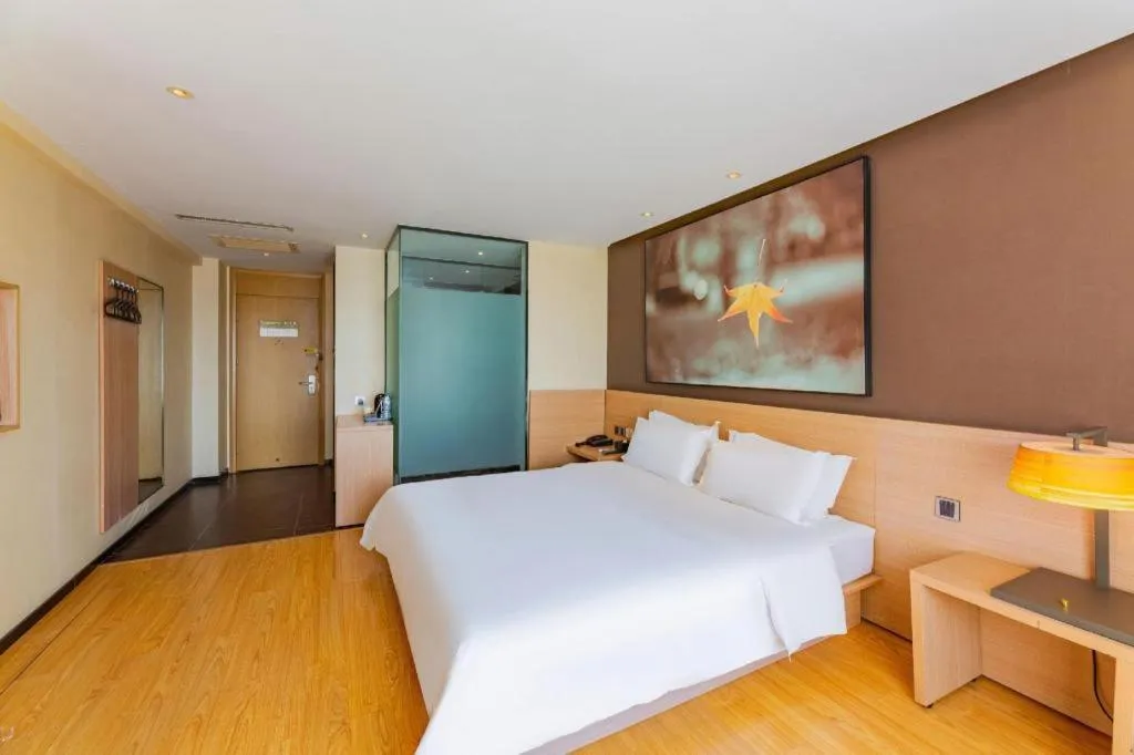 Bed in IU Hotel Tianjin Tianta Scenic Spot Wujiayao Metro Station