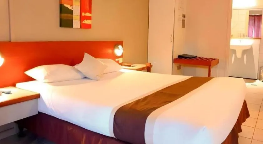 Bed in Peninsula International Hotel