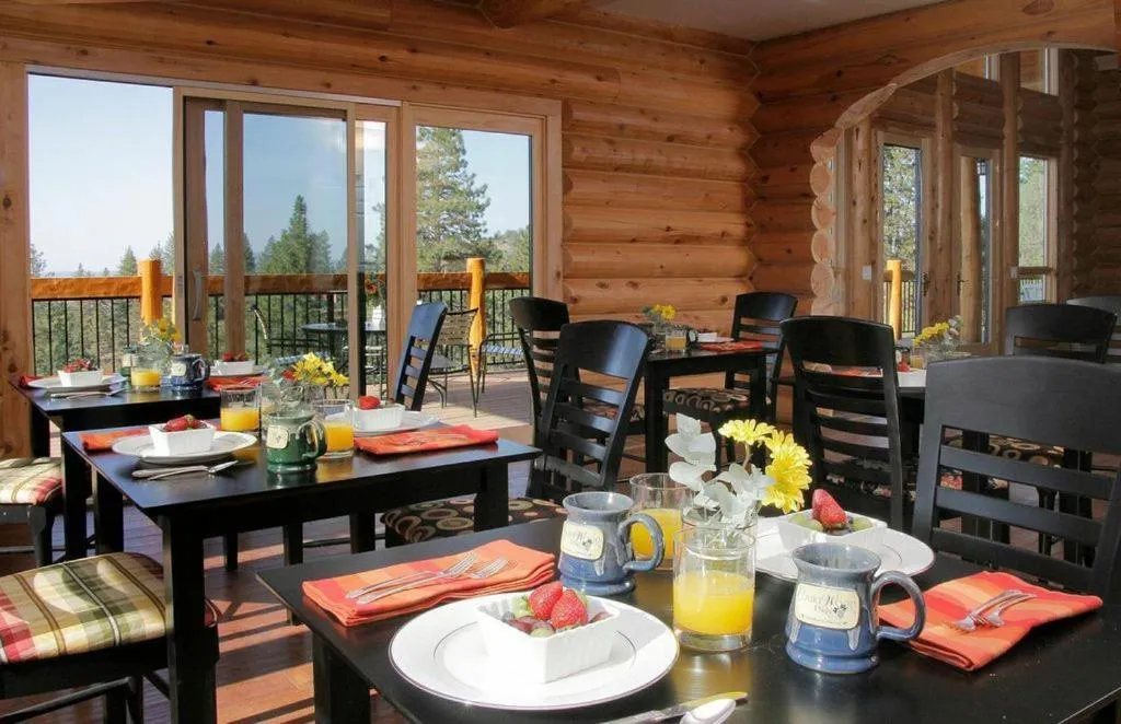 Dining area in Courtwood Inn