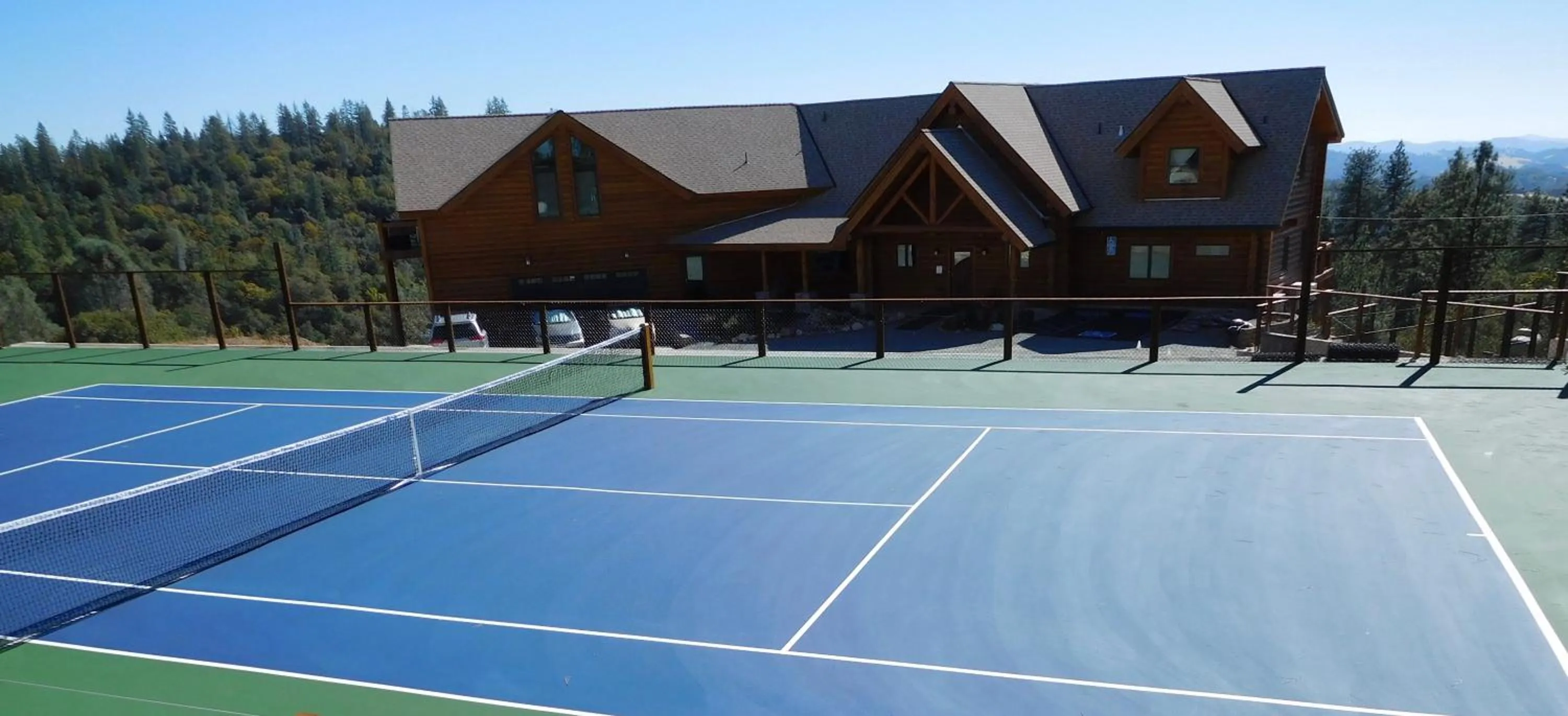 Tennis court in Courtwood Inn